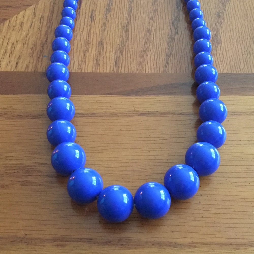 Blue bead necklace! 💙 Great pop of color!!